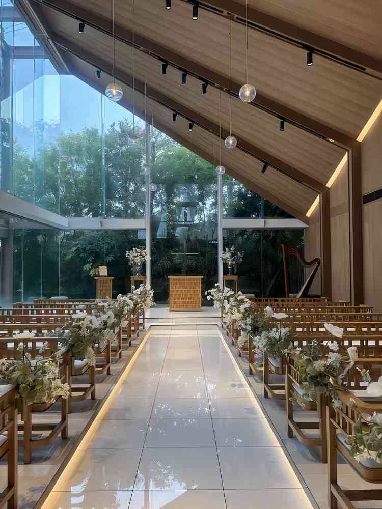 こもれびチャペル。自然光が入るチャペルは珍しい。檜の香りもして癒された。