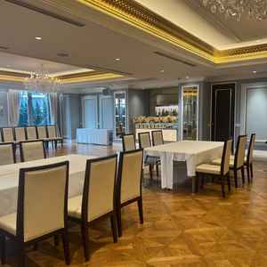 披露宴会場。華やかなシャンデリアが印象的で、明るく写真映えする空間でした。