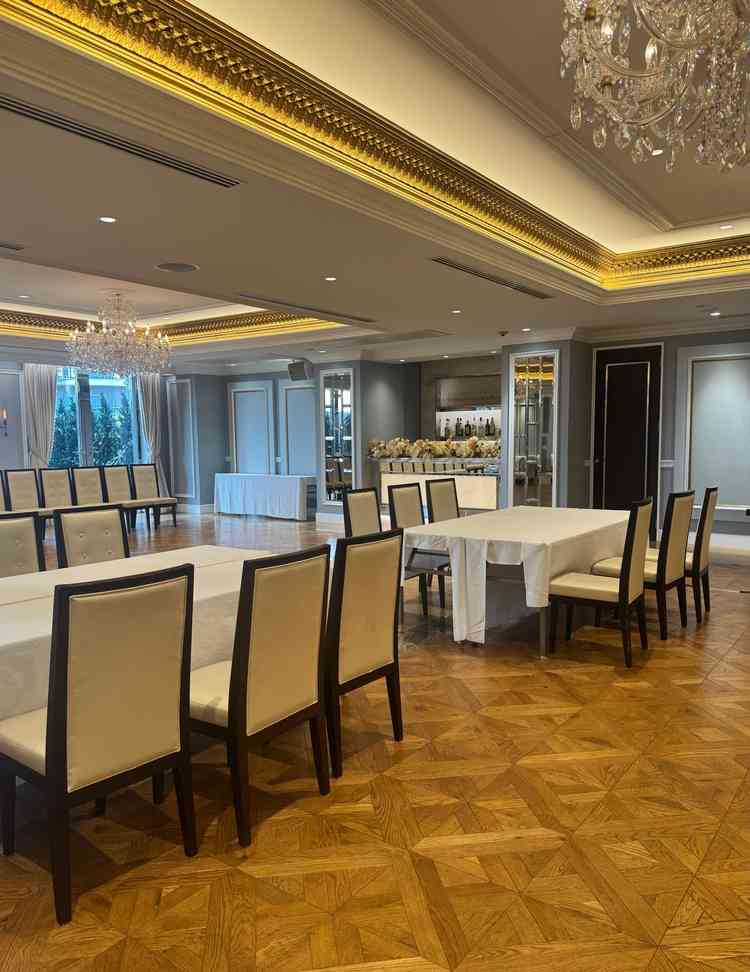 披露宴会場。華やかなシャンデリアが印象的で、明るく写真映えする空間でした。