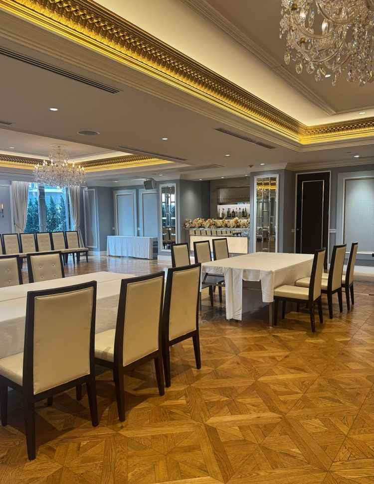 披露宴会場。華やかなシャンデリアが印象的で、明るく写真映えする空間でした。