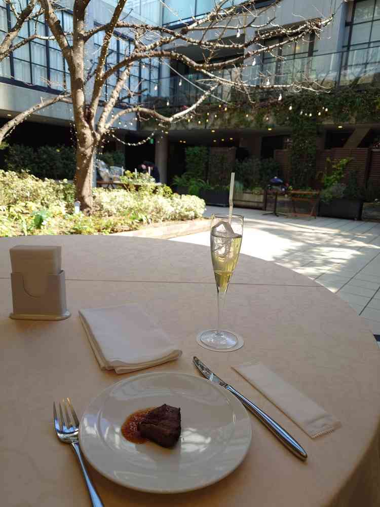 披露宴会場が庭とつながってて開放感があった