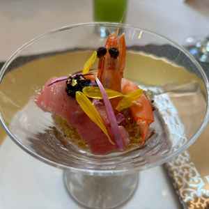 前菜のエビとマグロの料理。肉料理なども当日確認出来、味も美味しいものであった