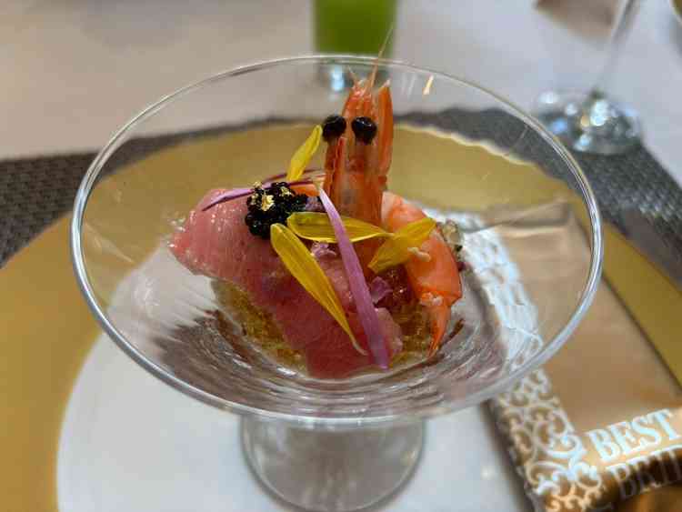 前菜のエビとマグロの料理。肉料理なども当日確認出来、味も美味しいものであった