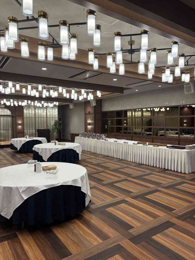 茶色を基調としていて落ち着いた雰囲気でした。天井も高く広々とした印象です。