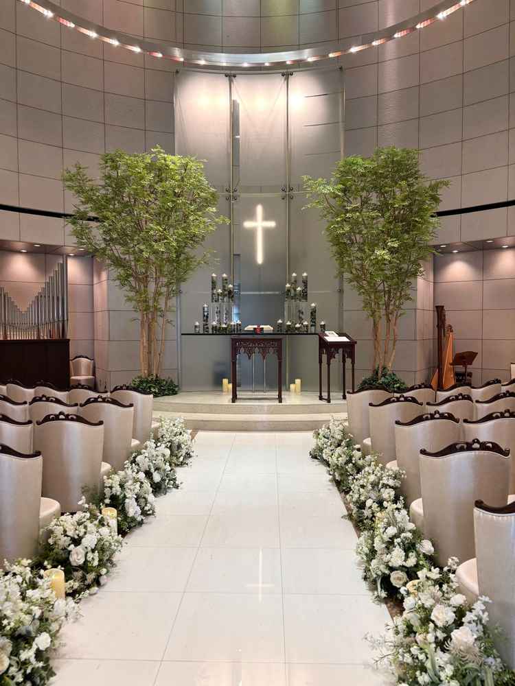 丸いチャペル。窓はなし。人前式は十字架が消えるそう。