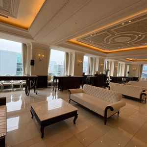 ゲスト控え室の写真。高層からの眺めがよく、クロークや御手洗が近くて便利。