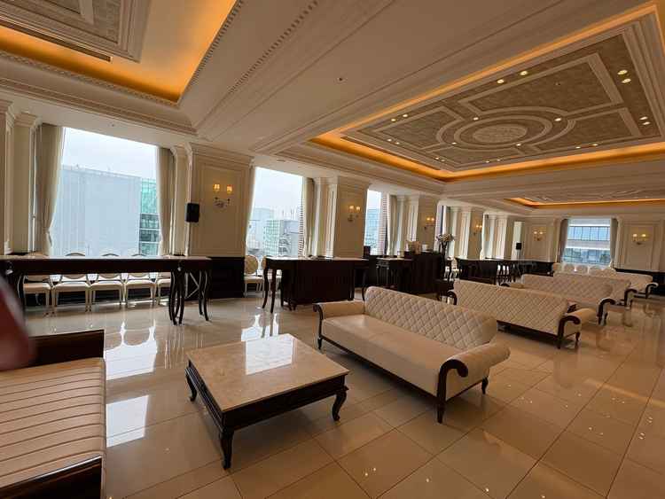 ゲスト控え室の写真。高層からの眺めがよく、クロークや御手洗が近くて便利。