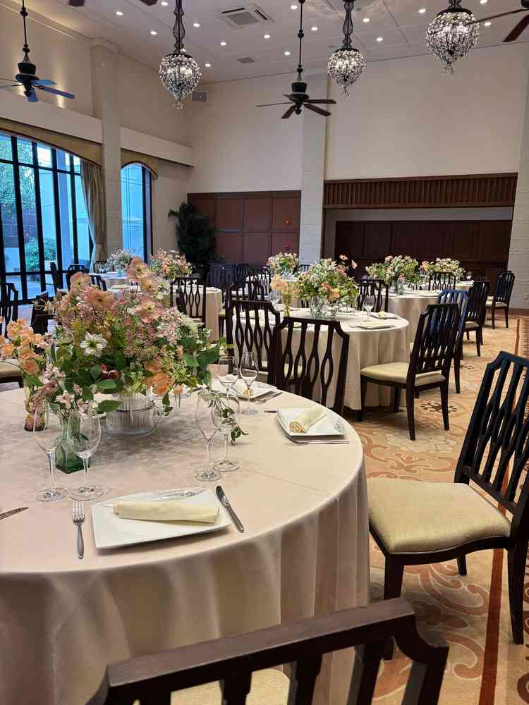 高砂のあたりから撮った写真。ゲストとの距離が良い意味で近い。奥はオープンキッチンとなる。