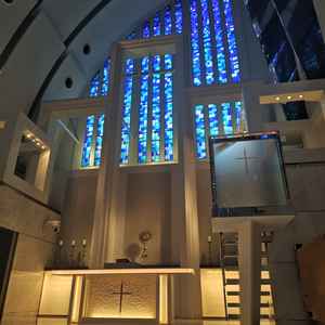 挙式会場EASTでの1枚。天井が高く、広々とした教会でした。