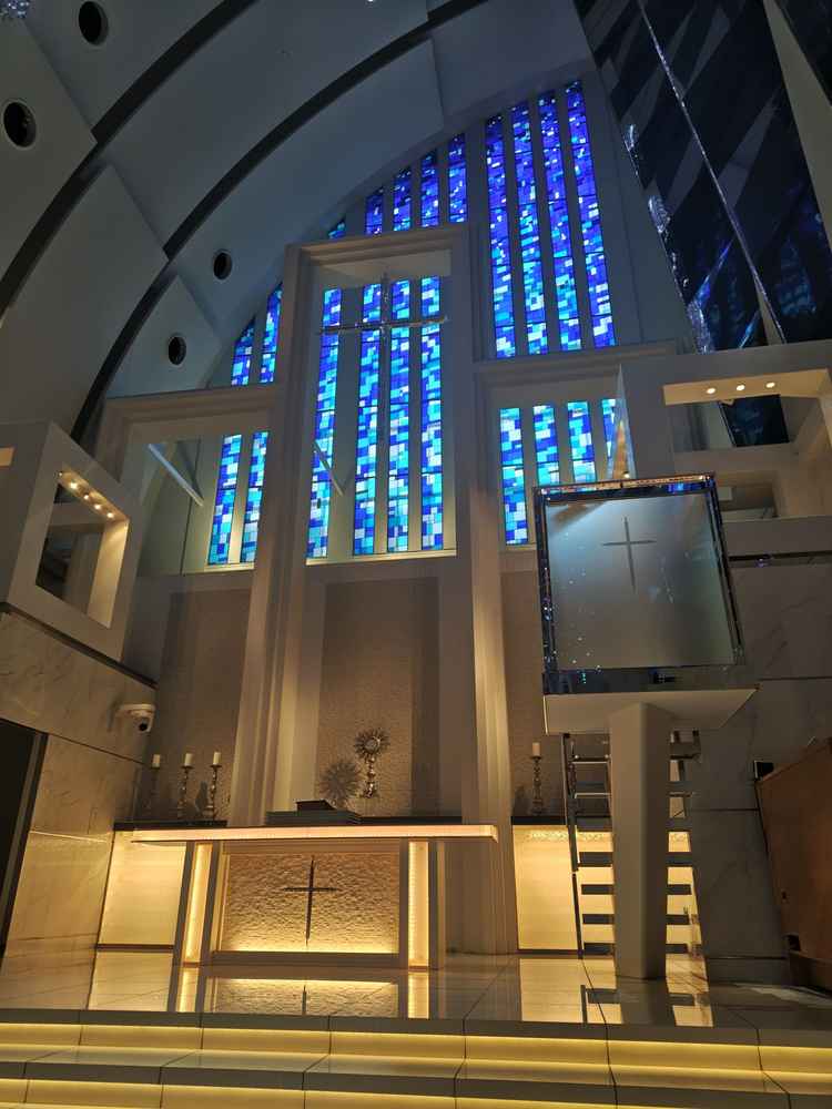 挙式会場EASTでの1枚。天井が高く、広々とした教会でした。