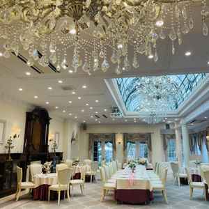 本館の披露宴会場です。白が基調で明るく綺麗でした。本番は造花ではなく本物のお花を飾るそうです。