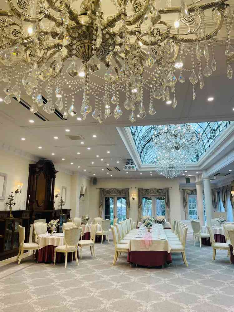 本館の披露宴会場です。白が基調で明るく綺麗でした。本番は造花ではなく本物のお花を飾るそうです。