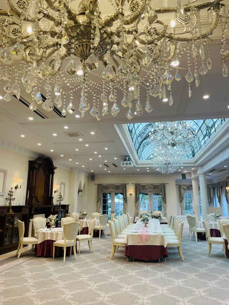 本館の披露宴会場です。白が基調で明るく綺麗でした。本番は造花ではなく本物のお花を飾るそうです。