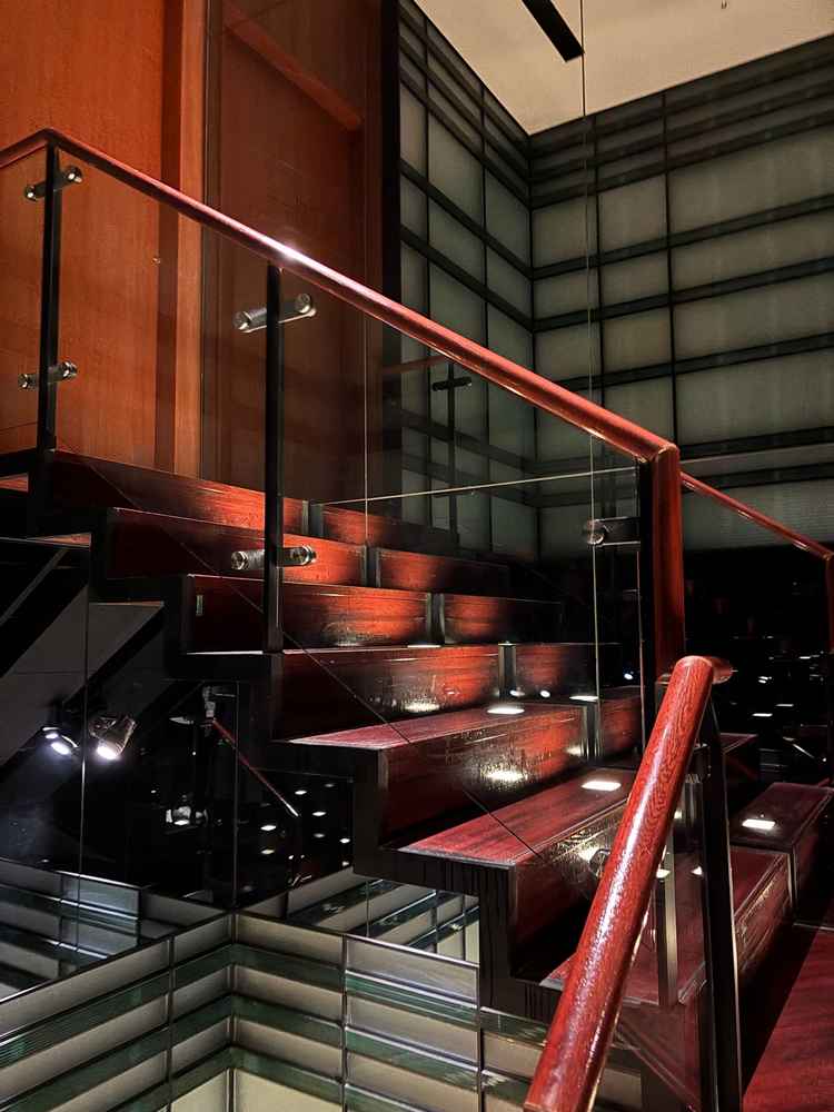 螺旋階段です！ここは照明がいい感じでシャッターポイントです！！