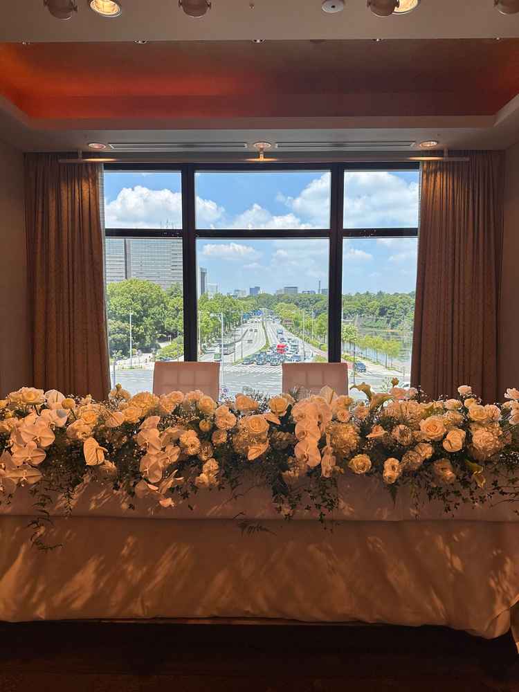 披露宴会場のゲストから見るメインテーブルで、晴海通りがまっすぐ続く景色もとても綺麗でした。