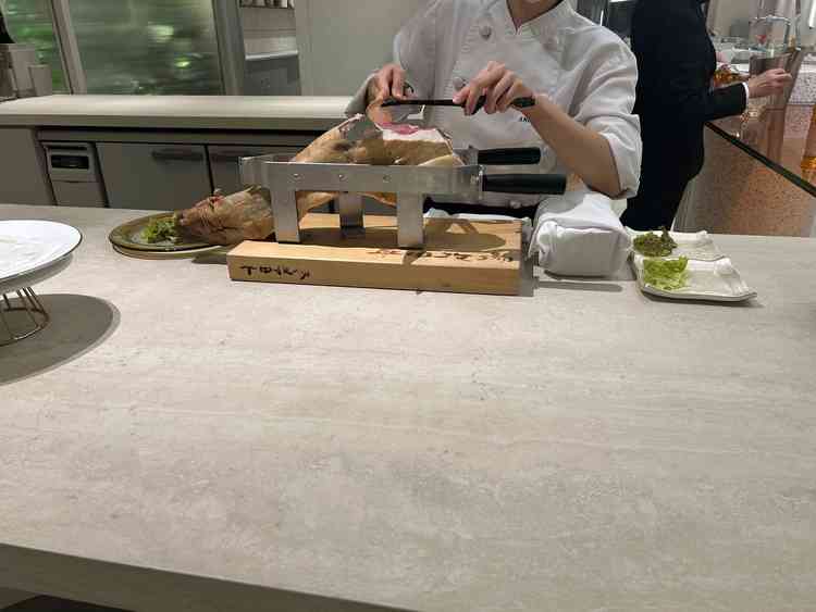 披露宴会場の手前には、リビングスペースがあり、生ハムを目の前でカットして提供してもらえる。