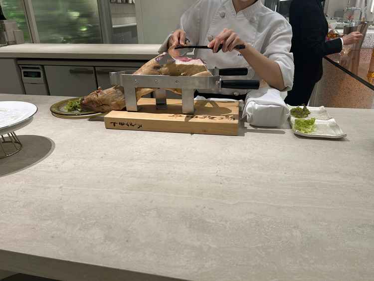 披露宴会場の手前には、リビングスペースがあり、生ハムを目の前でカットして提供してもらえる。