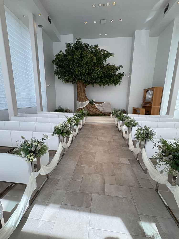 自然光がさす綺麗でコンパクトなチャペル。