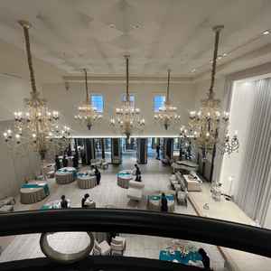 宴会場が広く、天井もとても高いので開放感、セレブ感が味わえますシルエットドレス、夜もオススメです。