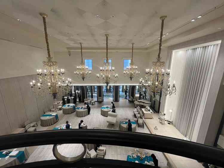 宴会場が広く、天井もとても高いので開放感、セレブ感が味わえますシルエットドレス、夜もオススメです。