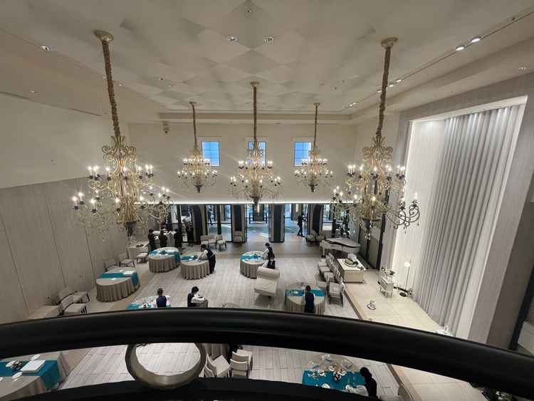 宴会場が広く、天井もとても高いので開放感、セレブ感が味わえますシルエットドレス、夜もオススメです。