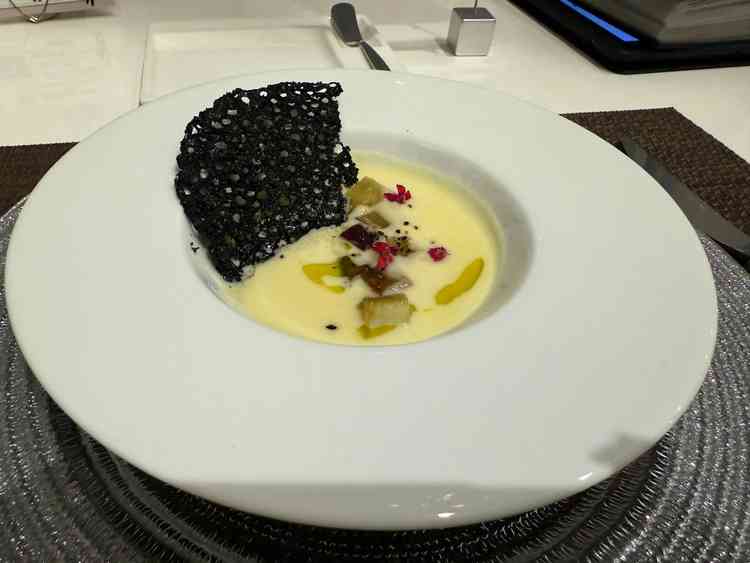 サツマイモのポタージュをいただきました。サツマイモが甘くてホクホクで美味しかったです。