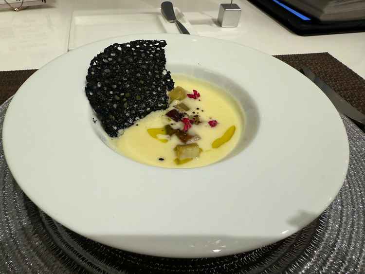 サツマイモのポタージュをいただきました。サツマイモが甘くてホクホクで美味しかったです。