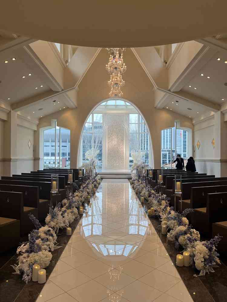 白基調で雨の日でも自然光が入り明るく、天上も高く上品なつくり