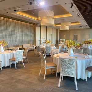 天井も高く、窓からは上野公園が一望できます。