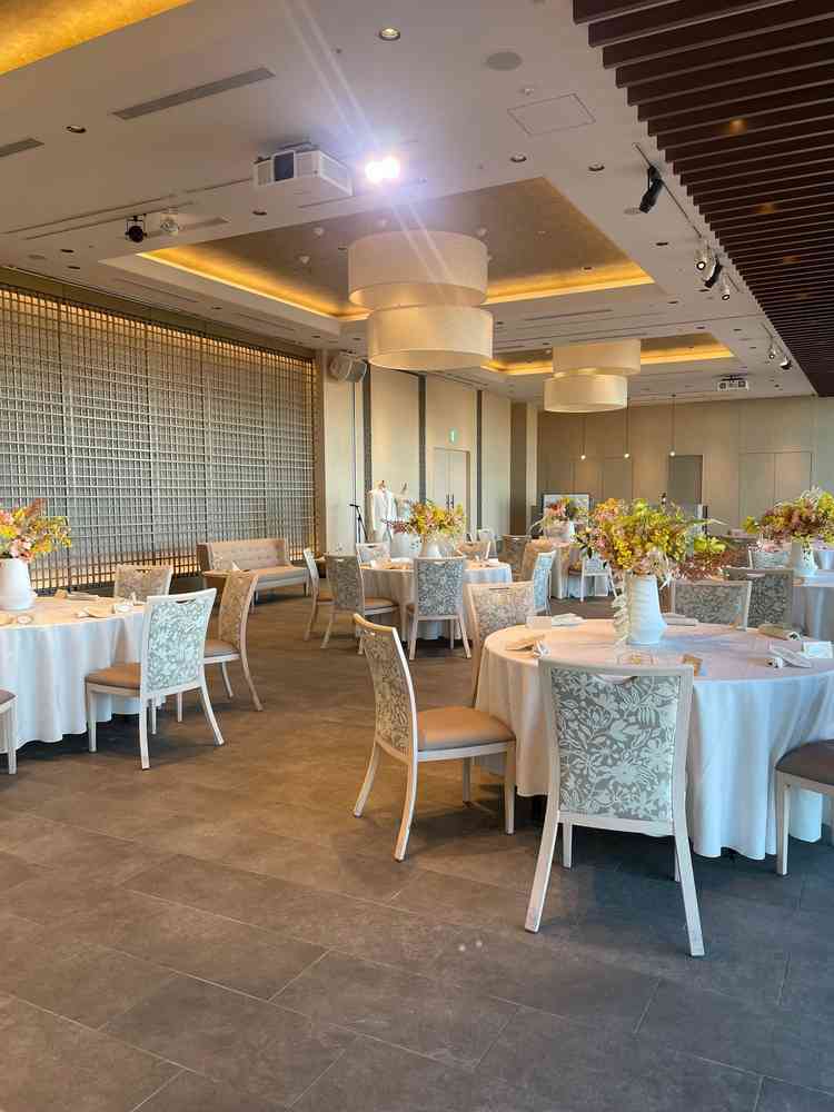 天井も高く、窓からは上野公園が一望できます。