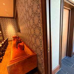 親族控室の写真。すぐ横にメイク室に繋がるエレベーターがあり、全体的に動線が考え込まれている式場です