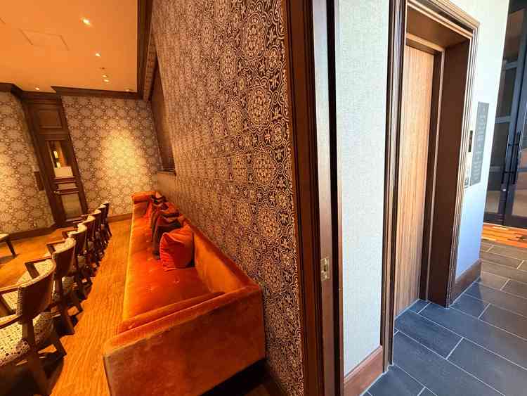 親族控室の写真。すぐ横にメイク室に繋がるエレベーターがあり、全体的に動線が考え込まれている式場です