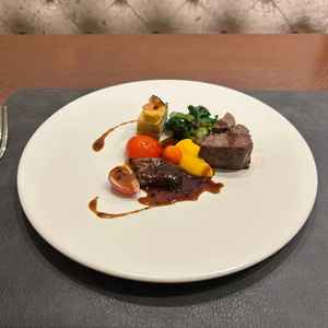 お料理の試食です。ブライダルフェア用のメニューとのことでした。