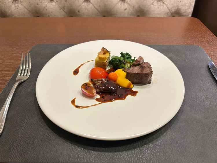 お料理の試食です。ブライダルフェア用のメニューとのことでした。