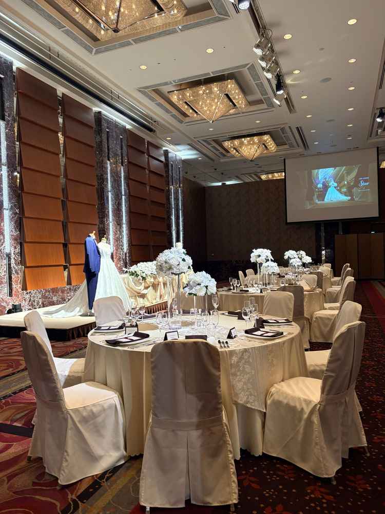 披露宴会場は複数あり、こちらは天井が高くとても広く感じました。