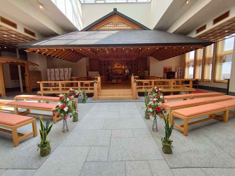 館内に神殿があり、外への移動なしで本格的な神前式ができる点がよいと感じた。天窓からの自然光が良かった