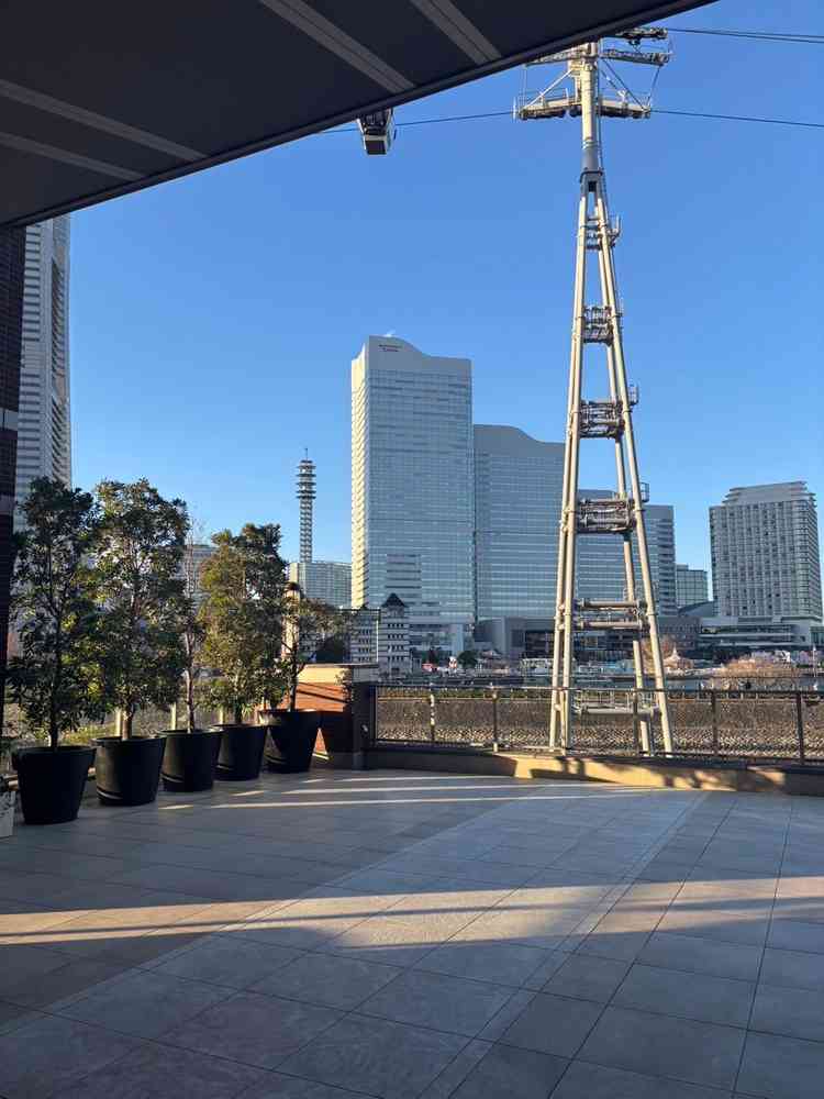 挙式後のセレモニー用の空間は、野外でありながら屋根があり雨が降っても安心だと思いました。