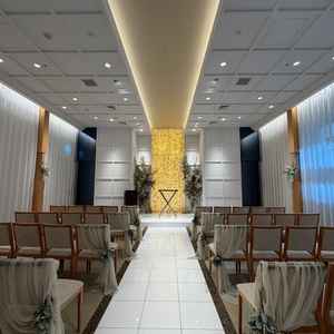 挙式会場。レストランと同じフロアにチャペルが併設されています。