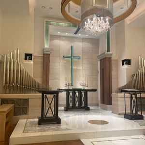 チャペル祭壇、パイプオルガンの曲は基本決まっているが曲リクエスト依頼も可能とのこと