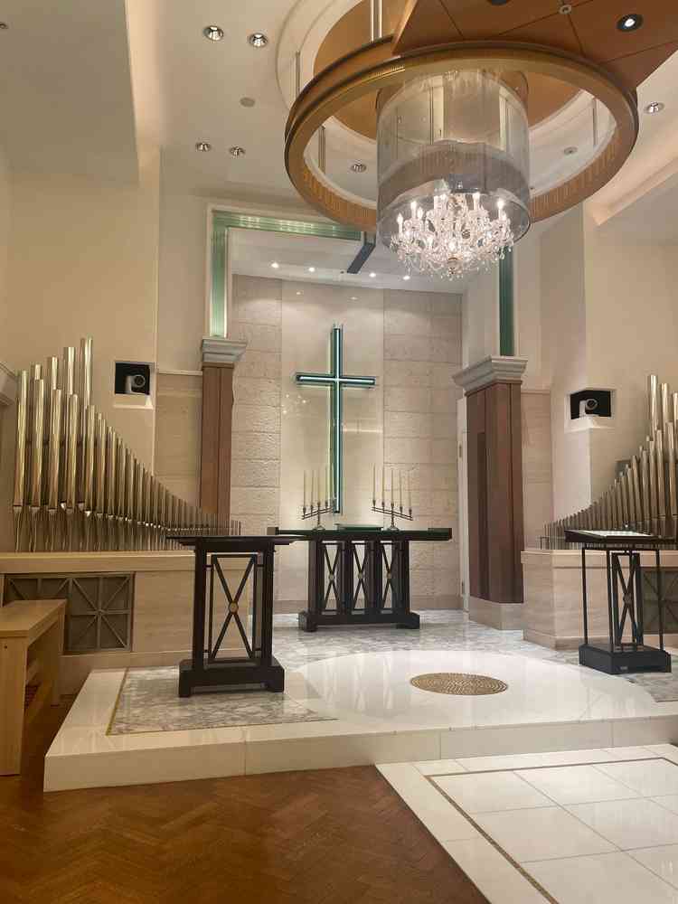 チャペル祭壇、パイプオルガンの曲は基本決まっているが曲リクエスト依頼も可能とのこと