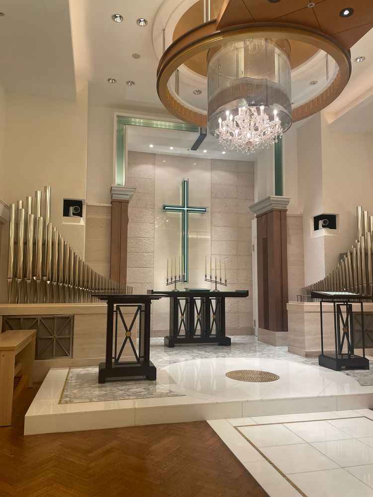 チャペル祭壇、パイプオルガンの曲は基本決まっているが曲リクエスト依頼も可能とのこと