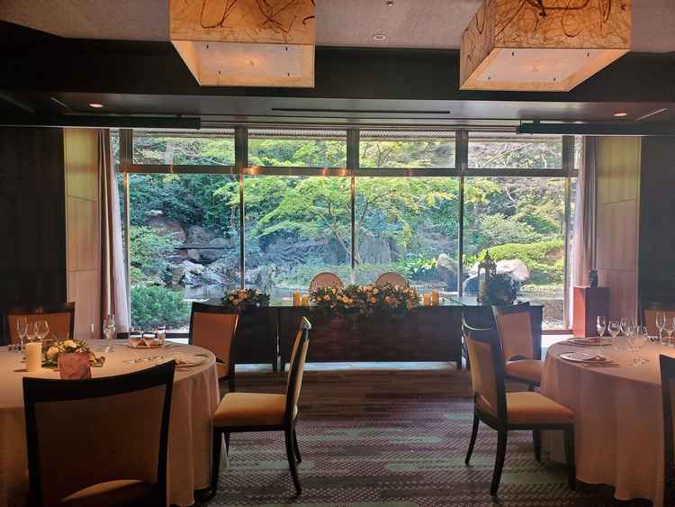 披露宴会場。水が流れるのは癒される