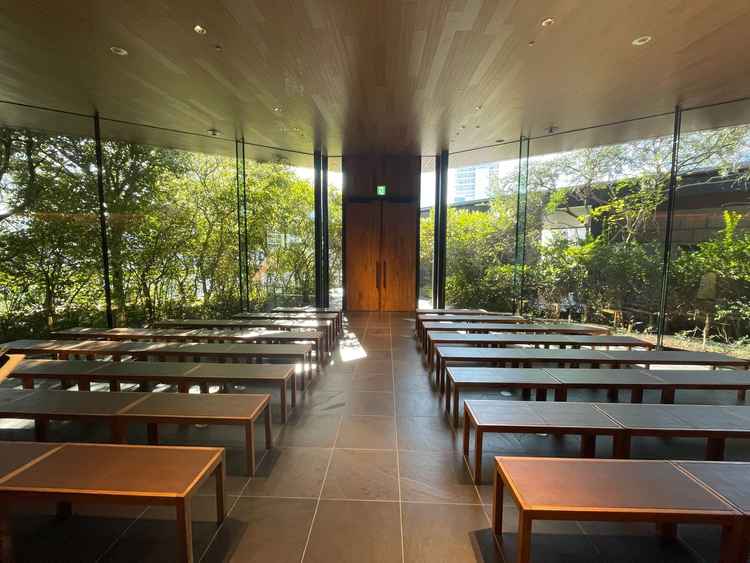 自然光が入ってきて明るいチャペルです。