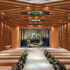 自然光が映える挙式場。