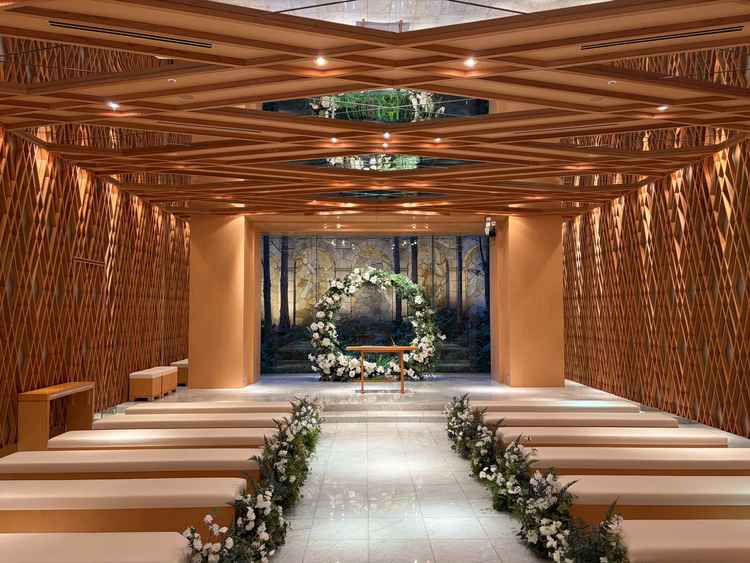 自然光が映える挙式場。