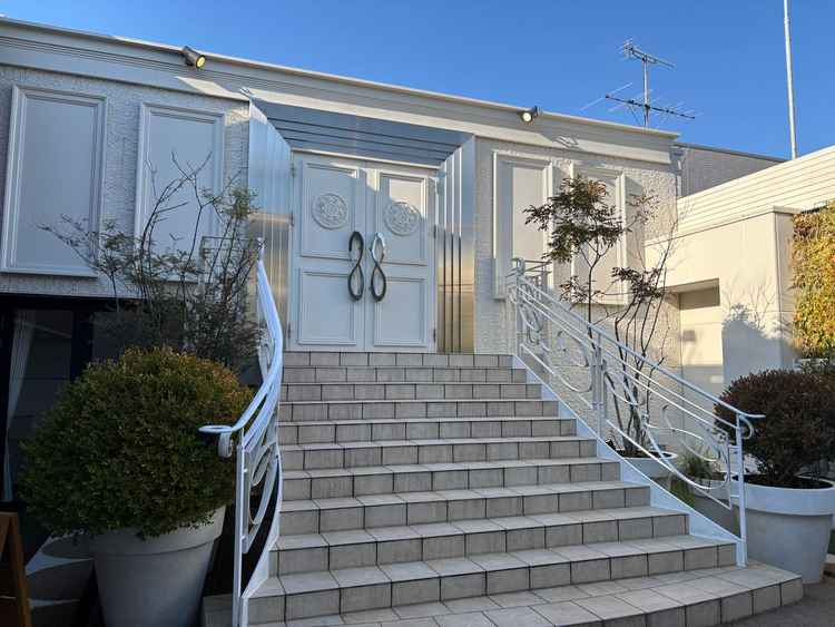 挙式後、写真撮影やセレモニーを行える場所です