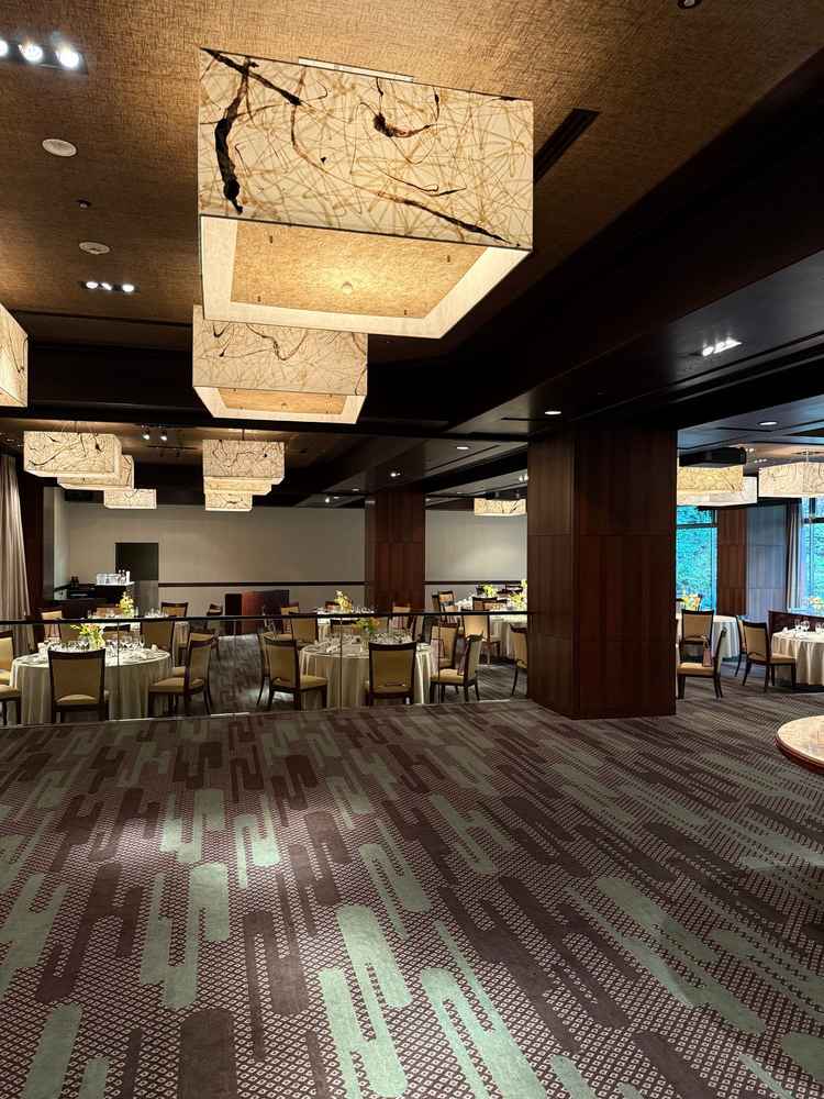 自由に使えるスペース、披露宴前はウェルカムドリンクをだしたり披露宴中も自由に使えるそうです。