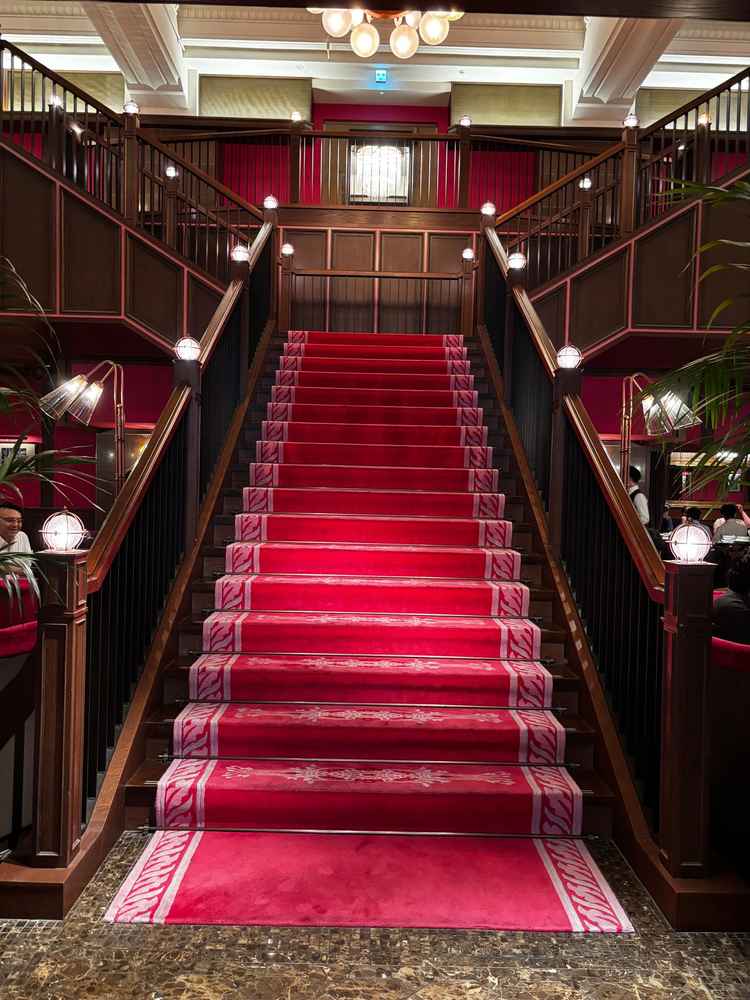 入った瞬間にわぁ！ってなる憧れの大階段。ゲストの方も、喜んで写真を撮ってくれそうです。