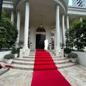 肥後橋駅を降りてすぐ式場がみえ、敷地内に入った瞬間に非日常空間が広がり右手には中庭がみえていい雰囲気