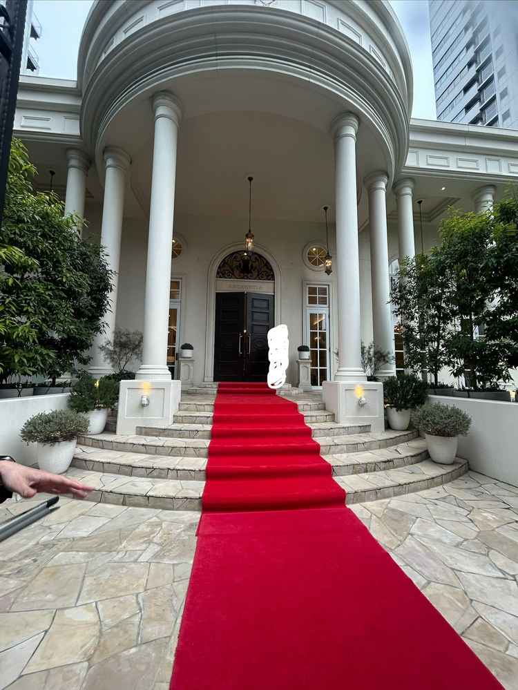 肥後橋駅を降りてすぐ式場がみえ、敷地内に入った瞬間に非日常空間が広がり右手には中庭がみえていい雰囲気